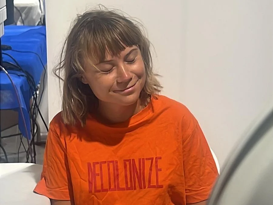 Eylemciler, Greta Thunberg'in Filo Tutukluları Türkiye'ye Geldiğinde Kötü Muamele Gördüğünü İddia Ediyor