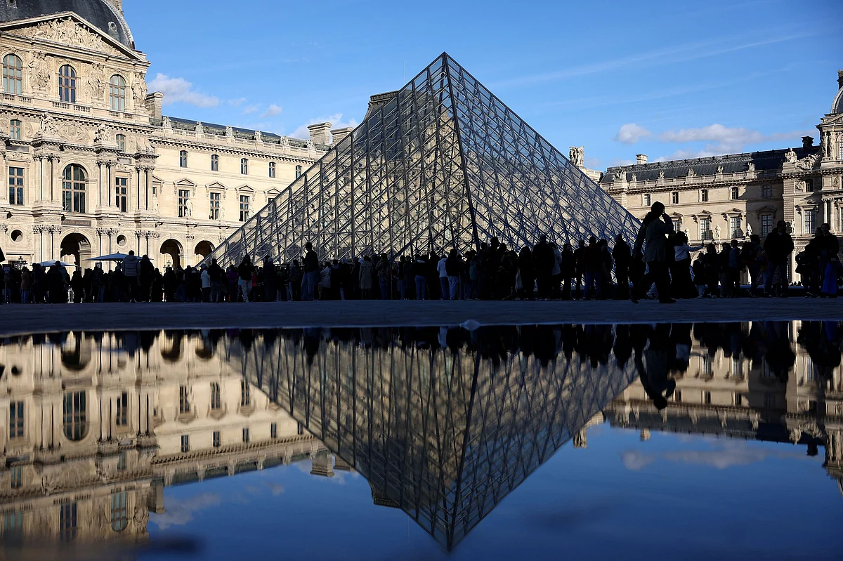 Fransa, Louvre Mücevher Soygunu Soruşturmasında 5 Yeni Şüpheliyi Tutukladı