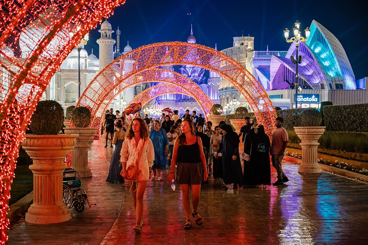Global Village 30 Yaşına Giriyor: Canlı Müzik Geçit Törenleri, Ziyaretçiler için Akşamları Tezgahlar Nasıl Aydınlandı