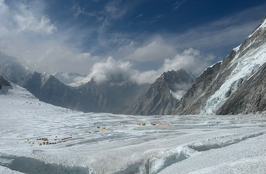 Güçlü Kar Fırtınasından Sonra Everest Dağı'nın Tibet Tarafında Yaklaşık 1.000 Kişi Mahsur Kaldı