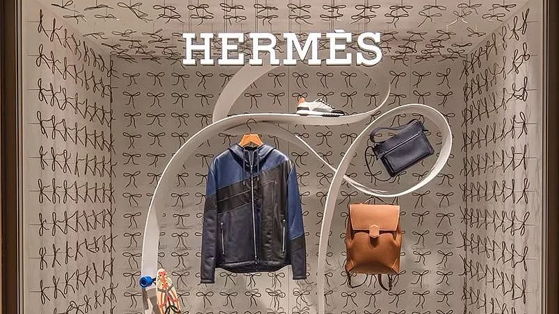 Hermes, Dior ve Diğer Lüks Markalar Neden Vitrinlerine Milyonlar Harcıyor