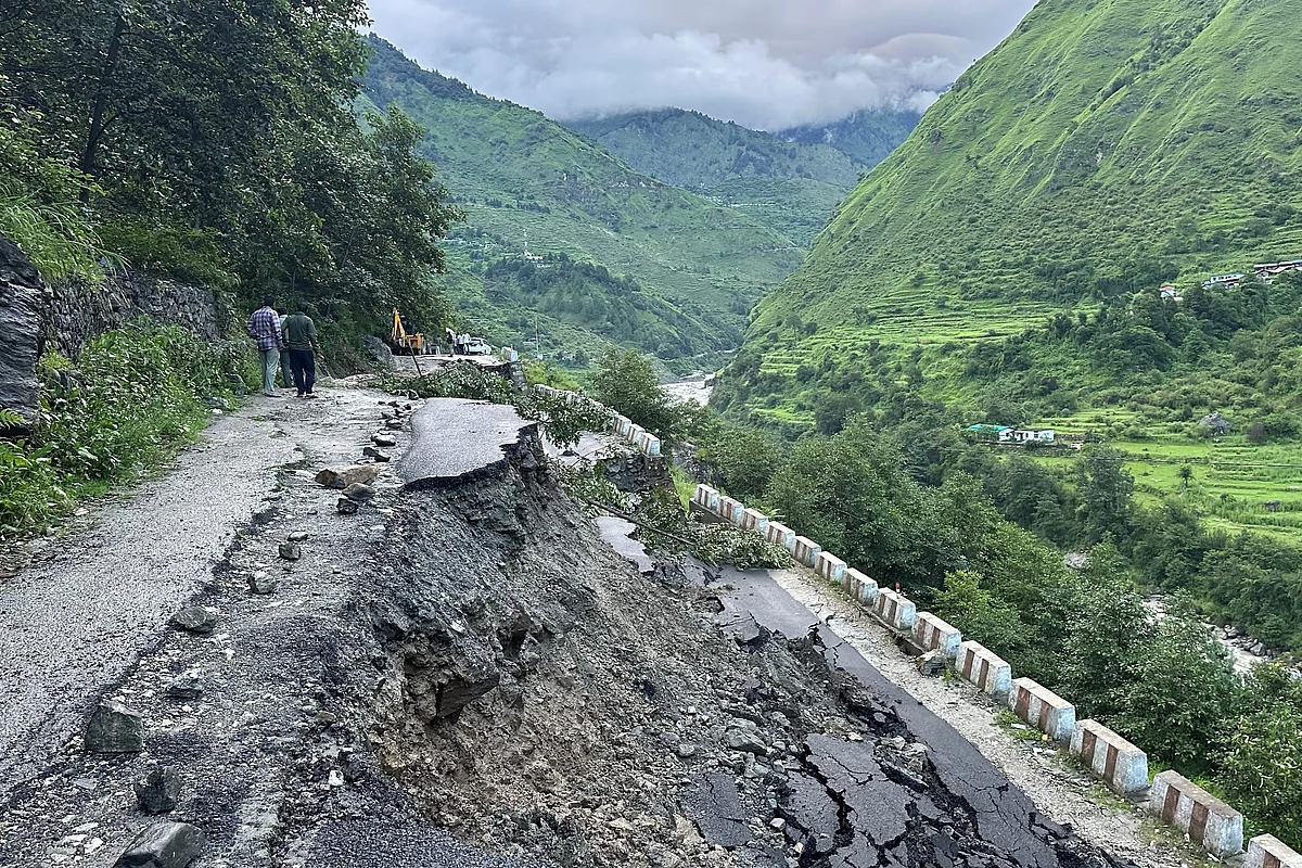 Hindistan: Kuzey Eyaletindeki Heyelan Otobüse Çarptıktan Sonra En Az 15 Kişi Öldü