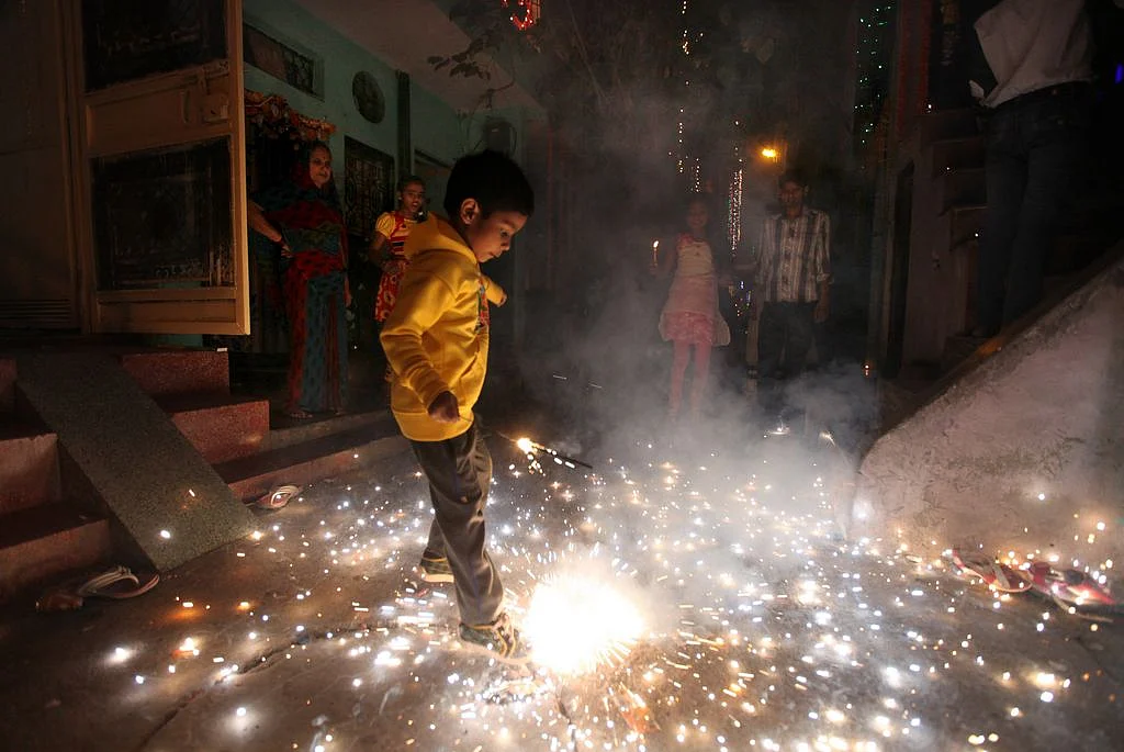 Hindistan'ın Üst Mahkemesi, Kirliliğe Rağmen Diwali Havai Fişek Yasağını Hafifletti