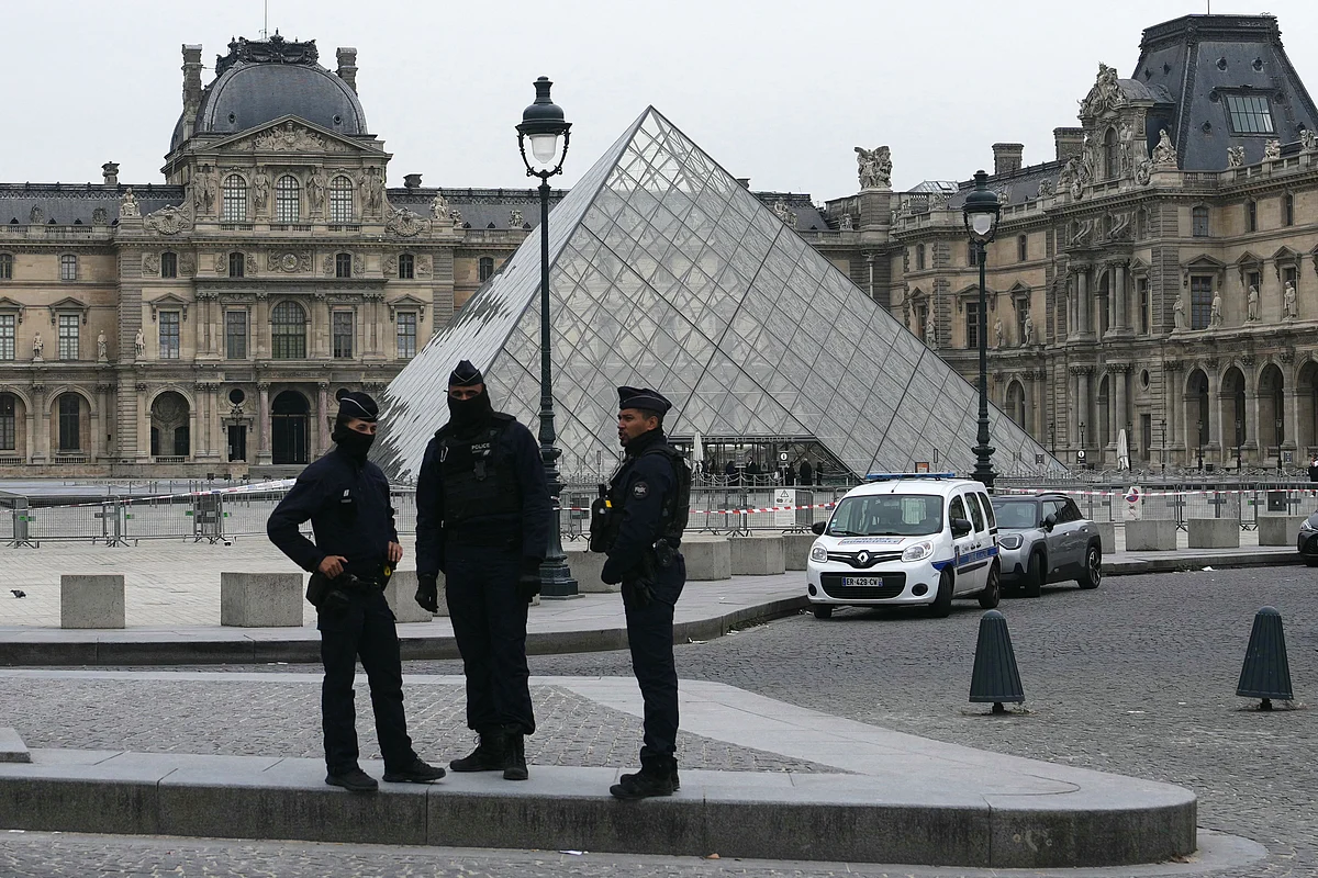 Hırsızlar Paris'teki Louvre'dan Paha Biçilmez Mücevherleri Çaldı; Soruşturma Devam Ediyor