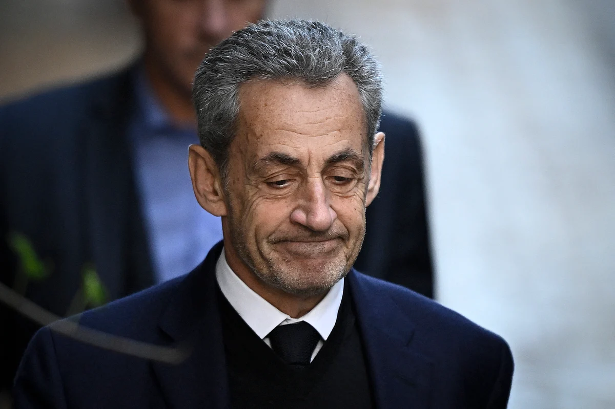'İyi Şanslar Nicolas Sarkozy': Fransız Eski Lider Hapse Girerken Taraftarlar Tezahürat Yapıyor