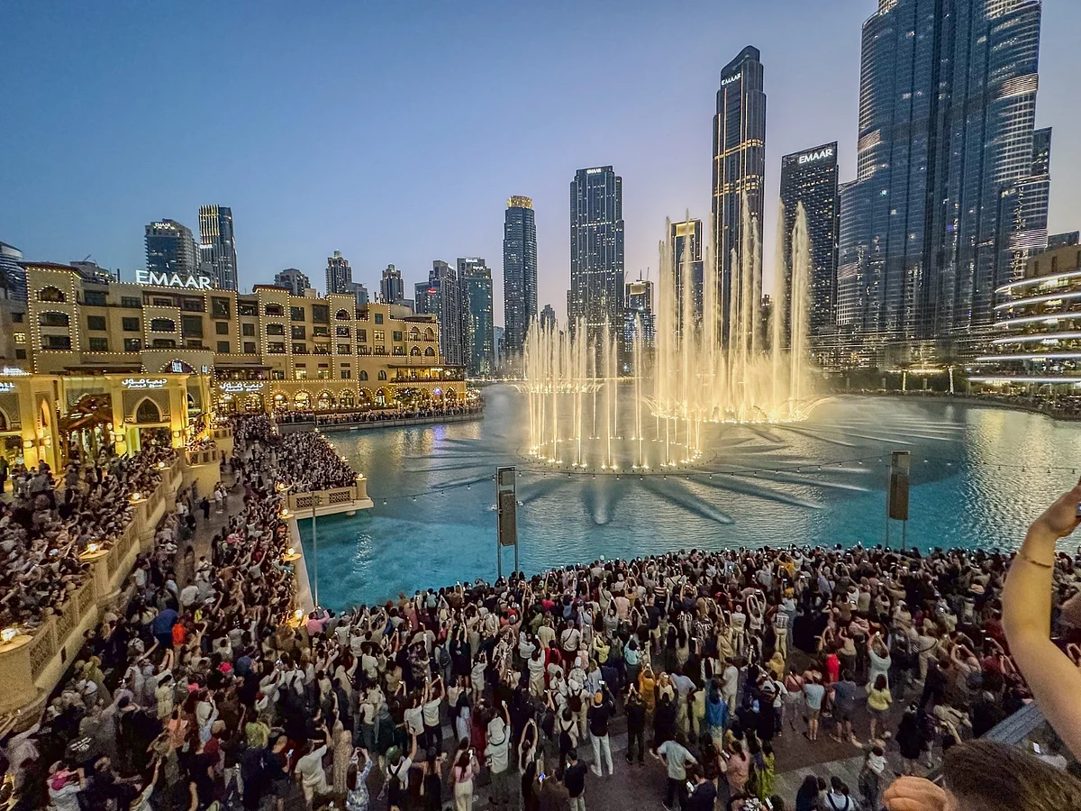 İzle: Dubai Çeşmesi Yaklaşık 6 Ay Sonra Geri Döndü, Şehri 'Dünyanın İncisi' Olarak Adlandırdı