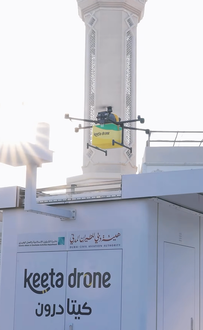 İzle: Dubai, Nad Al Sheba Ulu Camii üzerinden Drone Teslimat Rotasını Başlattı