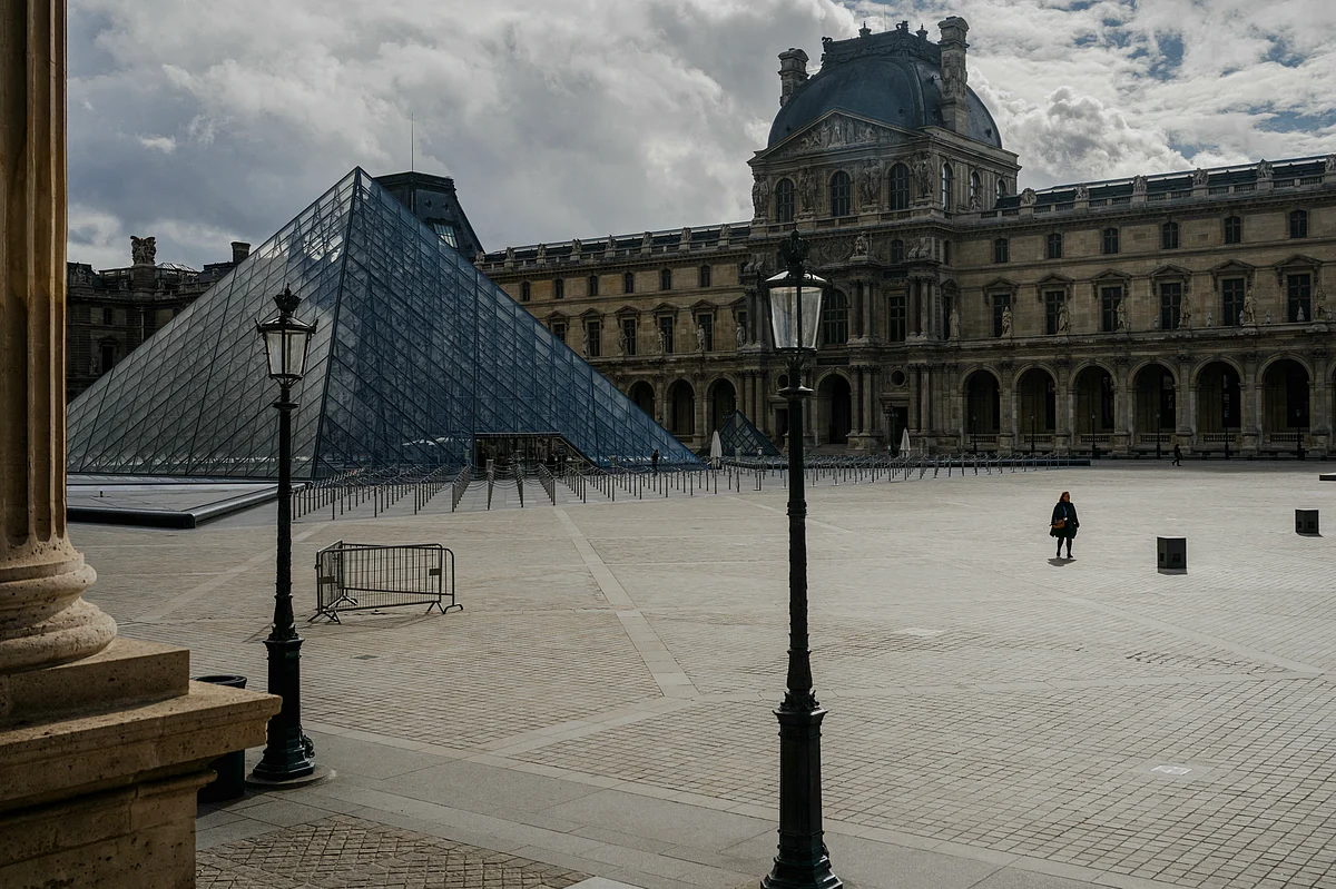 Louvre Mücevher Soygunu: Fransız Savcı, Çalınan Eşyaların 102 Milyon Dolar Değerinde Olduğunu Söyledi
