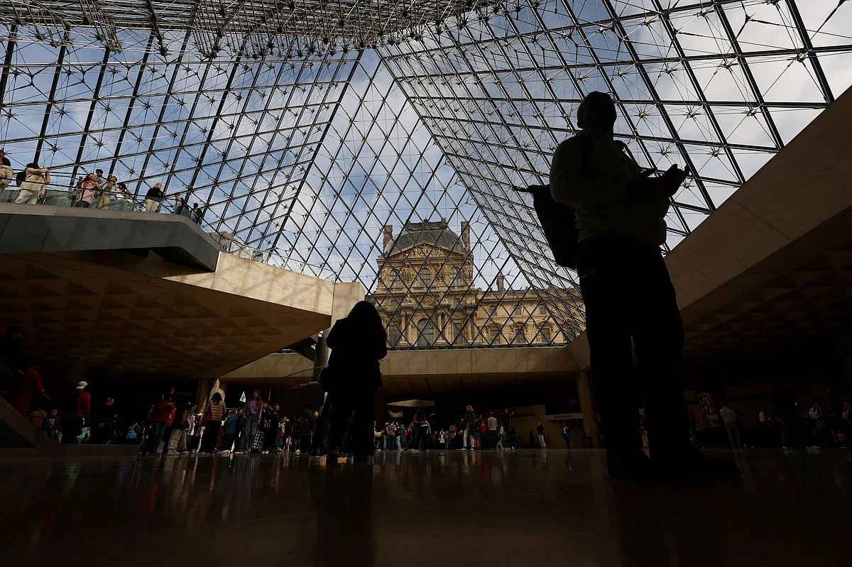 Louvre Soygunu Şüphelileri 'Kısmen İtiraf Ediyor'; Çalınan Mücevherler Hala Kayıp