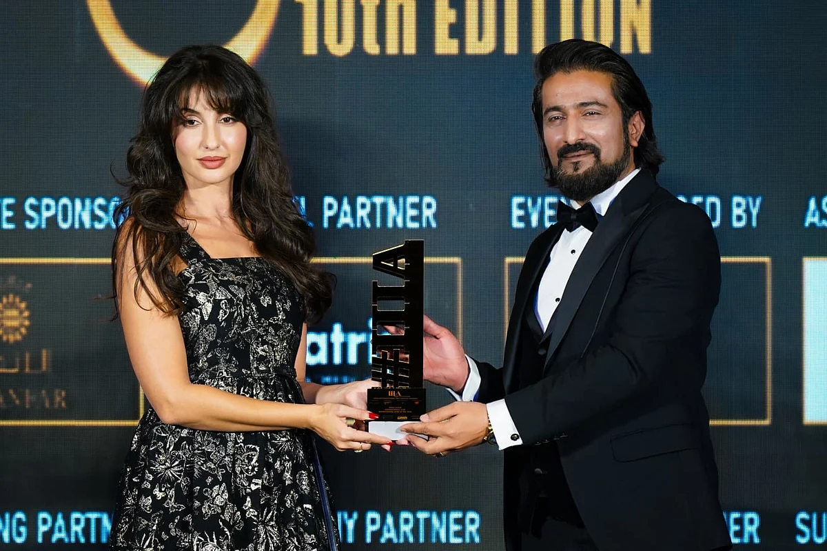 Nora Fatehi, Iııa Dubai'de Shakeel Ahmad Meer tarafından Uluslararası Yıldız Ödülü ile Onurlandırıldı