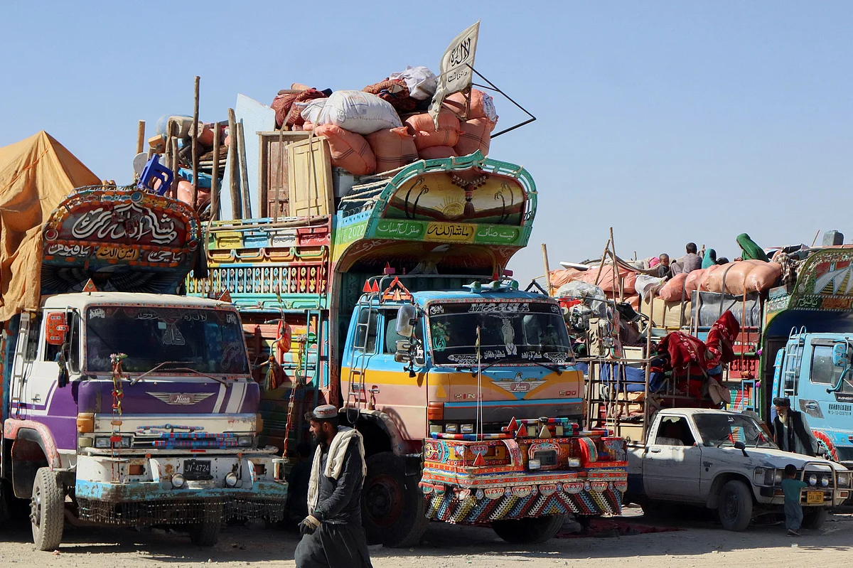Pakistan Askerleri Çatışmaların Ardından Afgan Sınırında Alarma Geçti; Ticaret Durdu