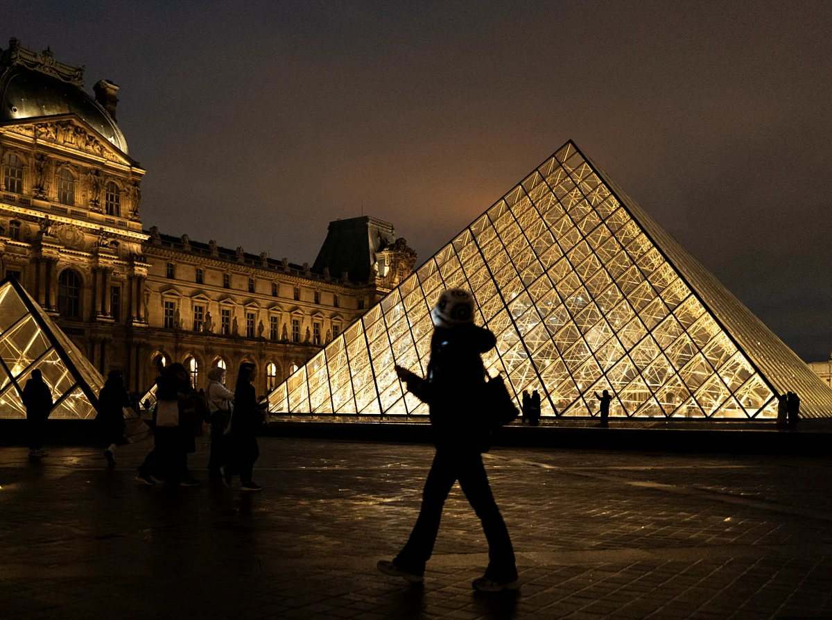 Paris'te Louvre'da Soygun; Müze Gün Boyu Kapanıyor