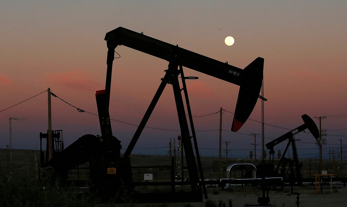 Petrol, Yüksek ABD Talebi Üzerine Yaklaşık %2 Arttı, Ticaret İyimserliği Konuşuyor