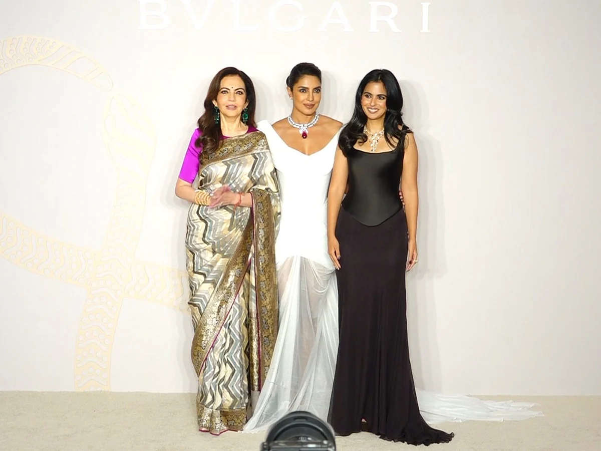 Priyanka Chopra Jonas, Bvlgari Hindistan Etkinliğinde Nita Ambani, Isha Ambani ile Poz Veriyor