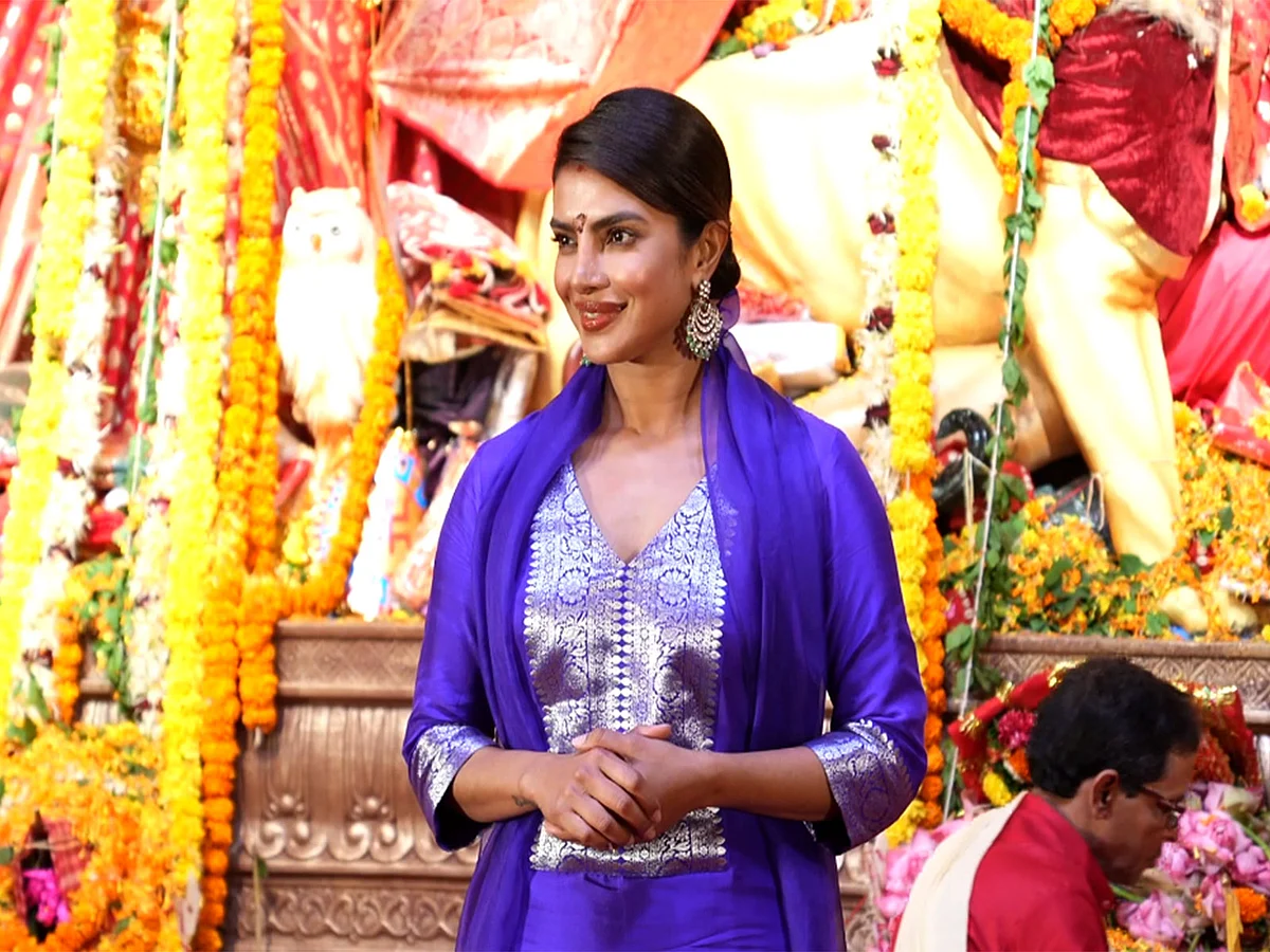 Priyanka Chopra Jonas, Mumbai'de Durga Puja'yı Kutladı