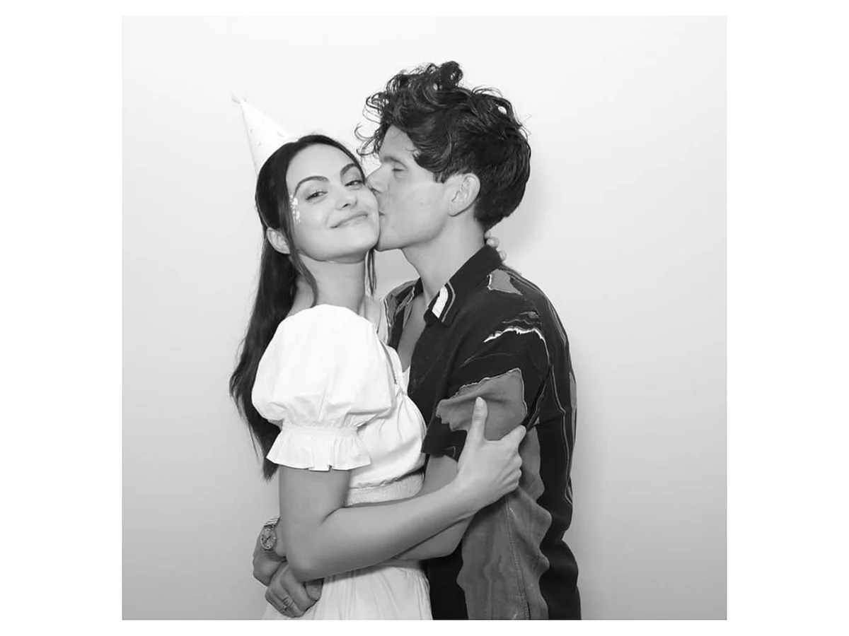 Riverdale Oyuncusu Camila Mendes, Rudy Mancuso ile Nişanlandı