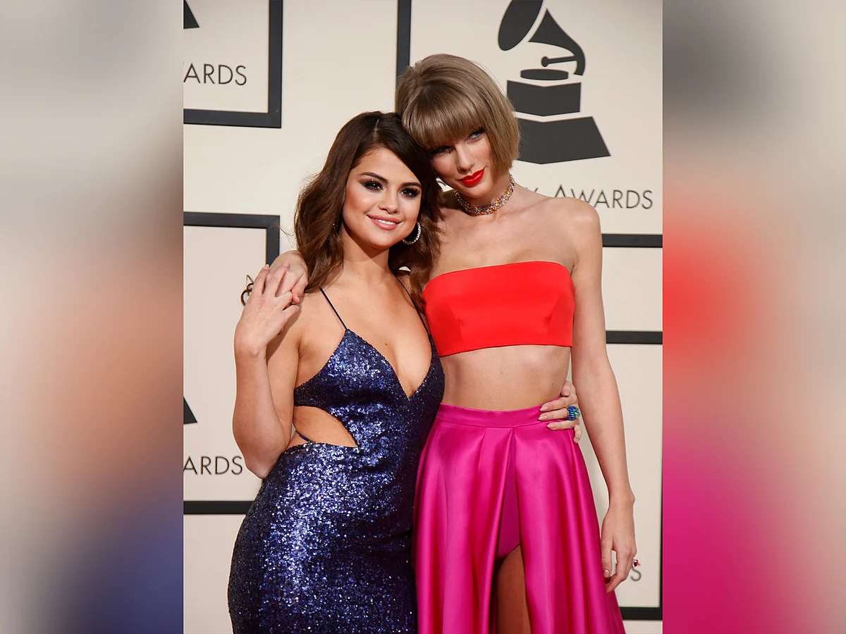 Sadece Nişanlı Taylor Swift, Selena Gomez'in Düğün Konuşmasında 'Onu Sunağa Dövdü' diye Şaka Yaptı