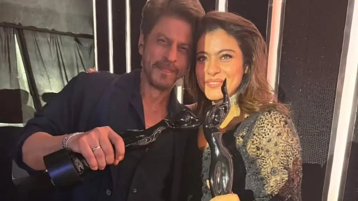 Shahrukh Khan, Kajol İkonik 'Kuch Kuch Hota Hai' Anını Yeniden Yarattı