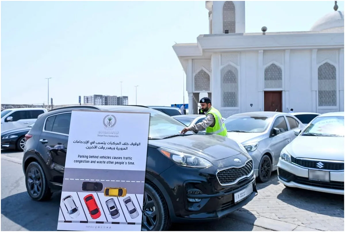 Sharjah Polisi, Camilerin Etrafına Rastgele Park Edilmiş Araçlara Uyarı Broşürleri Koyuyor