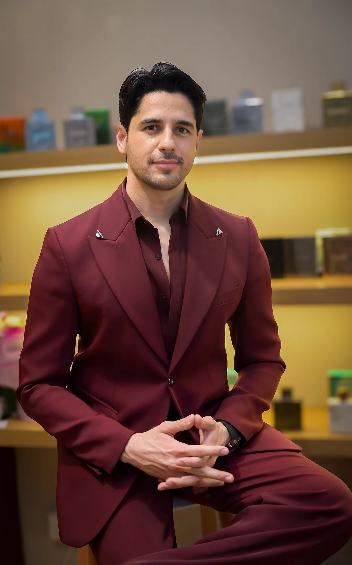 Sidharth Malhotra Sabah Rutinini ve Parıltısının Arkasındaki 'Desi Nuskha'yı Ortaya Koyuyor