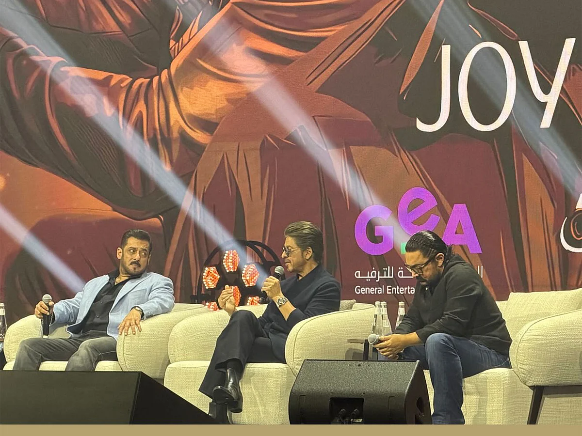 'Suudi Arabistan'da Söylersem': Salman, Şahruk'a Bir Filmde Kimsenin 3 Hana Parası Yetmeyeceğini Söylemeye Cüret Ediyor