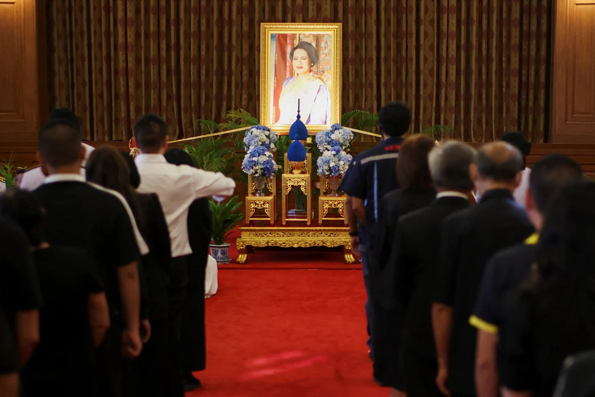Tayland'ın Eski Kraliçesi Sirikit için Bir Yıllık Cenaze Töreni Başladı