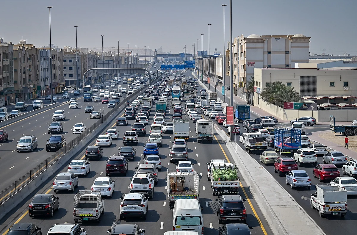 Trafik Uyarısı: Dubai Polisi Şeyh Muhammed Bin Zayed Yolu'ndaki Kaza Konusunda Uyardı