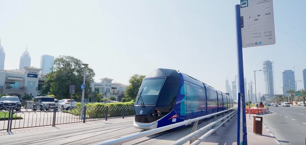 Video: Rta, Dubai Tramvayının Çarpıcı Yeni 20. Yıl Dönümü Görünümünü Tanıttı