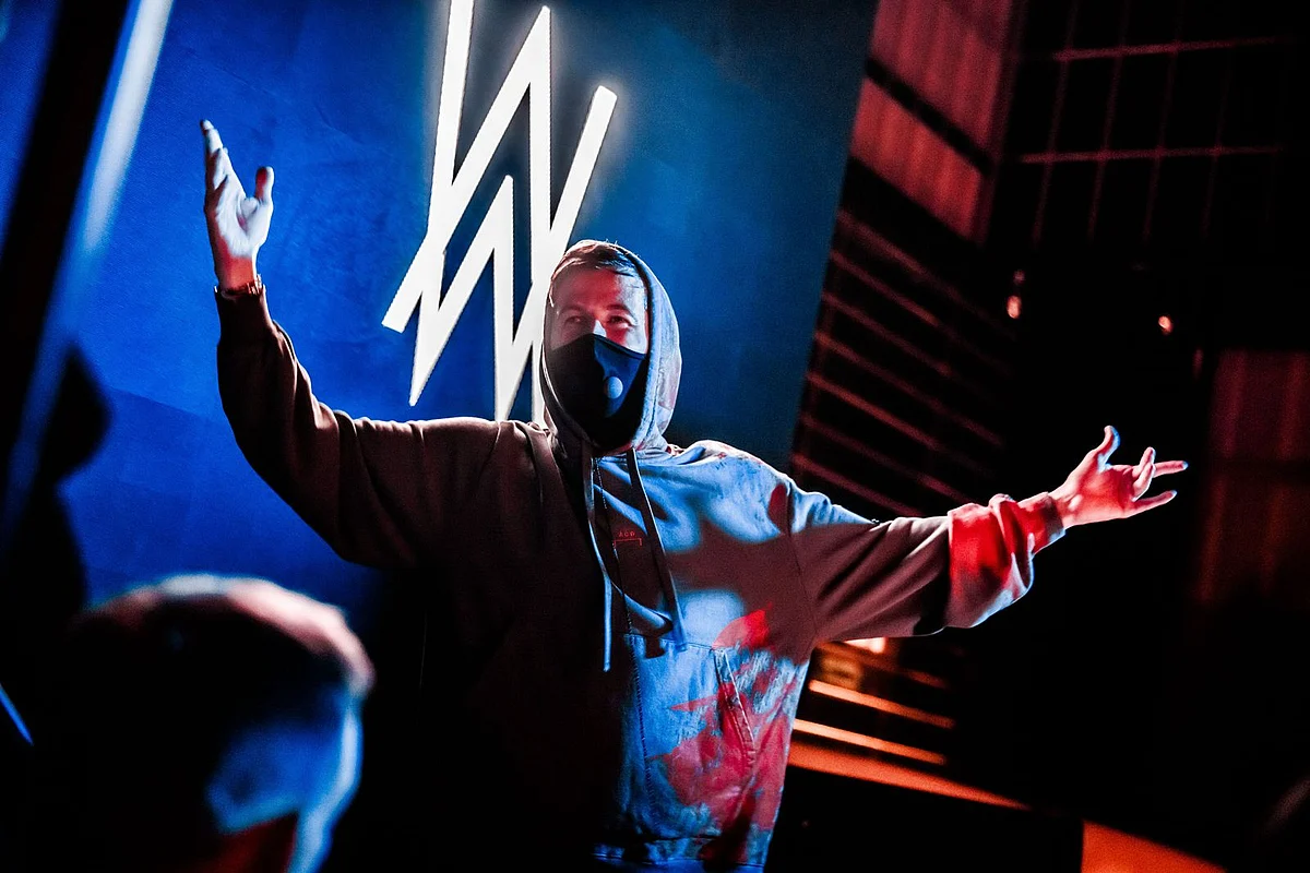 Alan Walker Sürpriz Setiyle Dubai Restoranını Aydınlatıyor