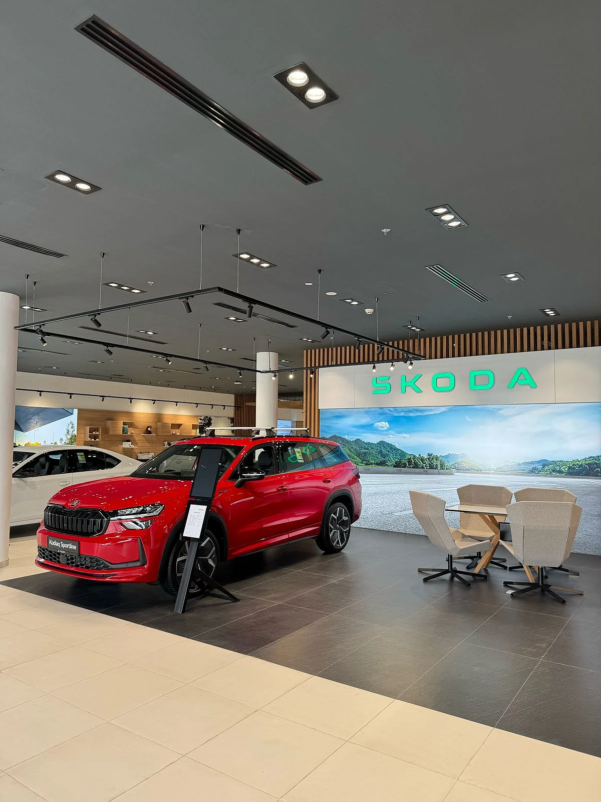 Auto Buzz: Honda iki Motosikleti Tanıttı, Dubai Bir Škoda Showroomu Aldı