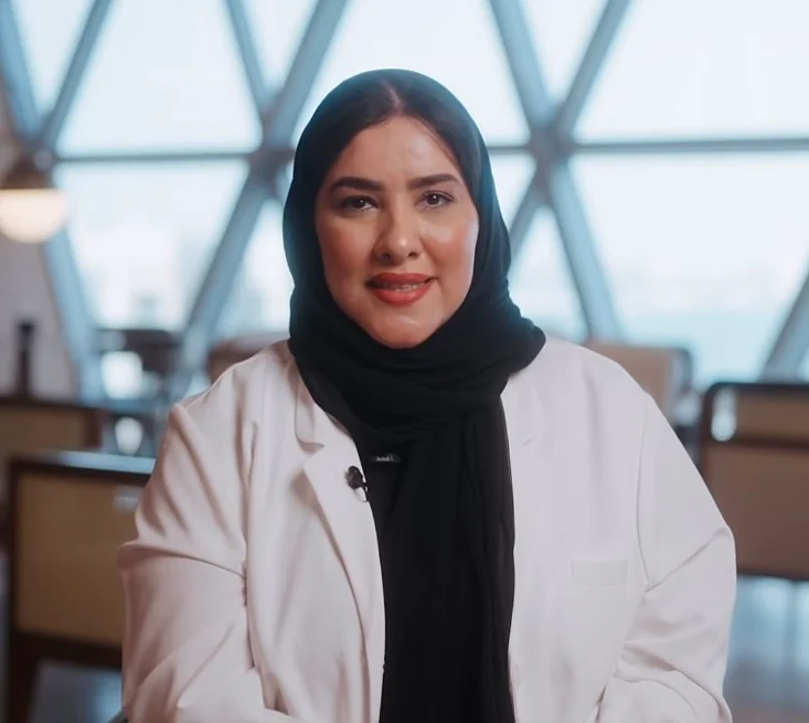 Bacağını, Parmaklarını Nadir Hastalığa Kaptıran BAE Kadını Doktor Olma Şansını Nasıl Yendi