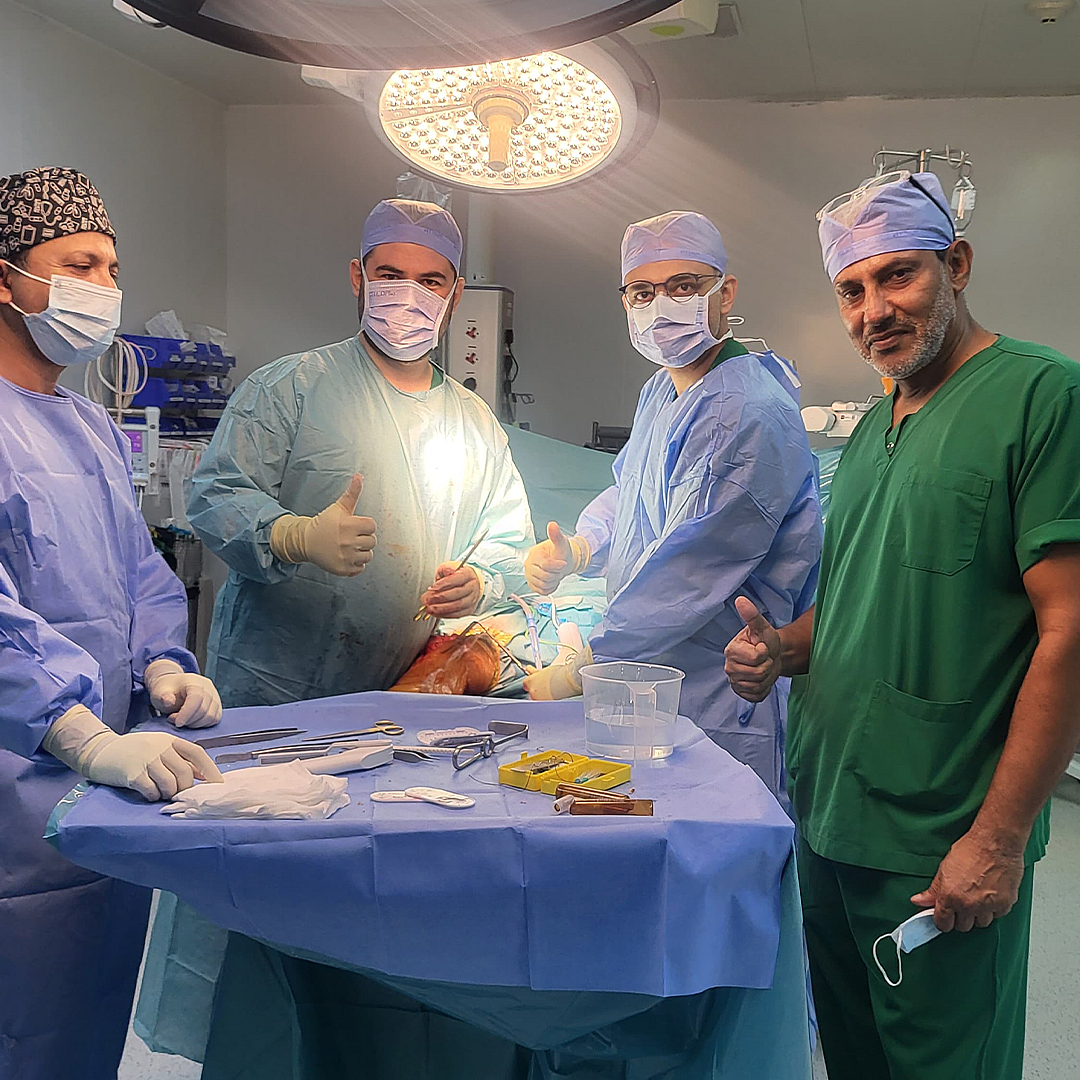 BAE Doktoru, Depremzedelerin Tekrar Yürümesine Yardım Eden Afgan Sağlık Görevlilerini Eğitecek