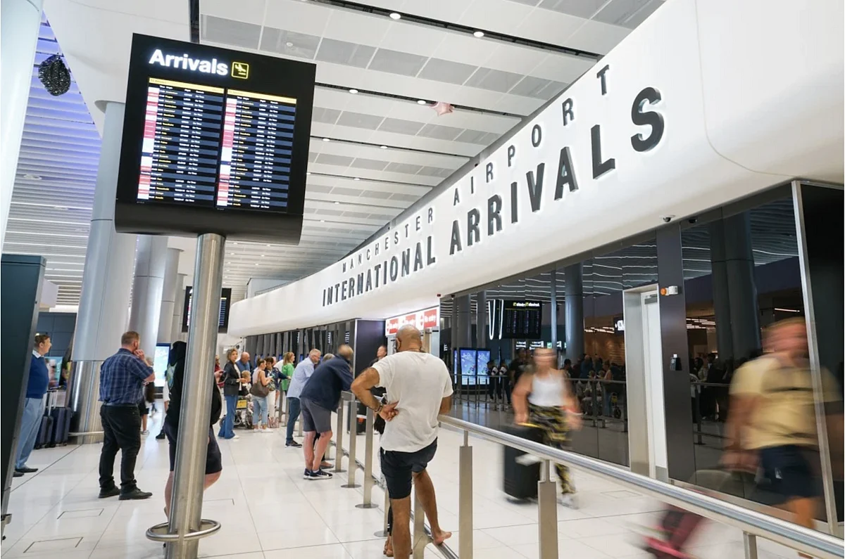 BAE-İngiltere Uçuşları: Manchester'a Uçan Emirates, Etihad Yolcuları için Danışmanlık Hizmeti Verildi