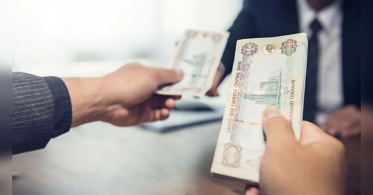 BAE Sakinleri, Krediler için Asgari Maaşın Kaldırılmasını Memnuniyetle Karşılıyor; Uzmanlar Dikkatli Olmanızı Tavsiye Ediyor