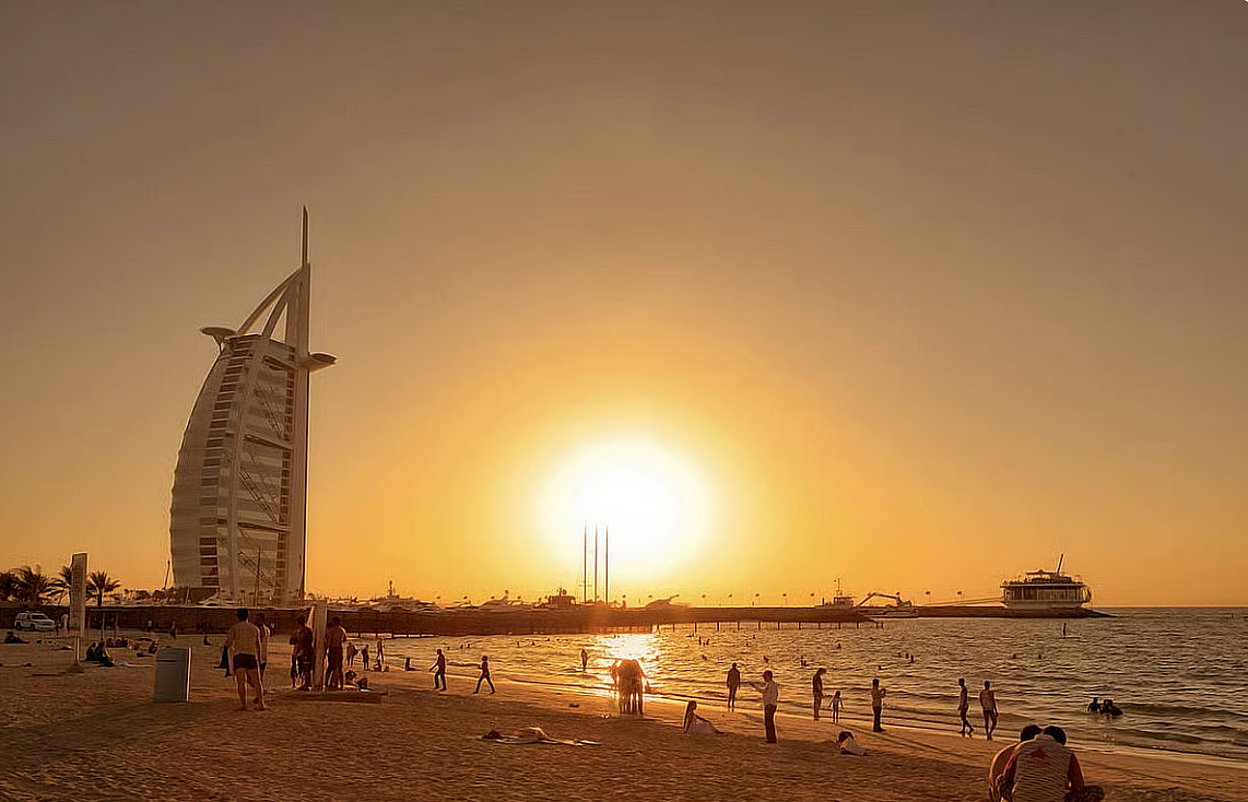 BAE'de Yarın Hava Durumu: Dubai Sıcaklığı 21ºc'ye Düşecek; Tozlu Koşullar Muhtemel
