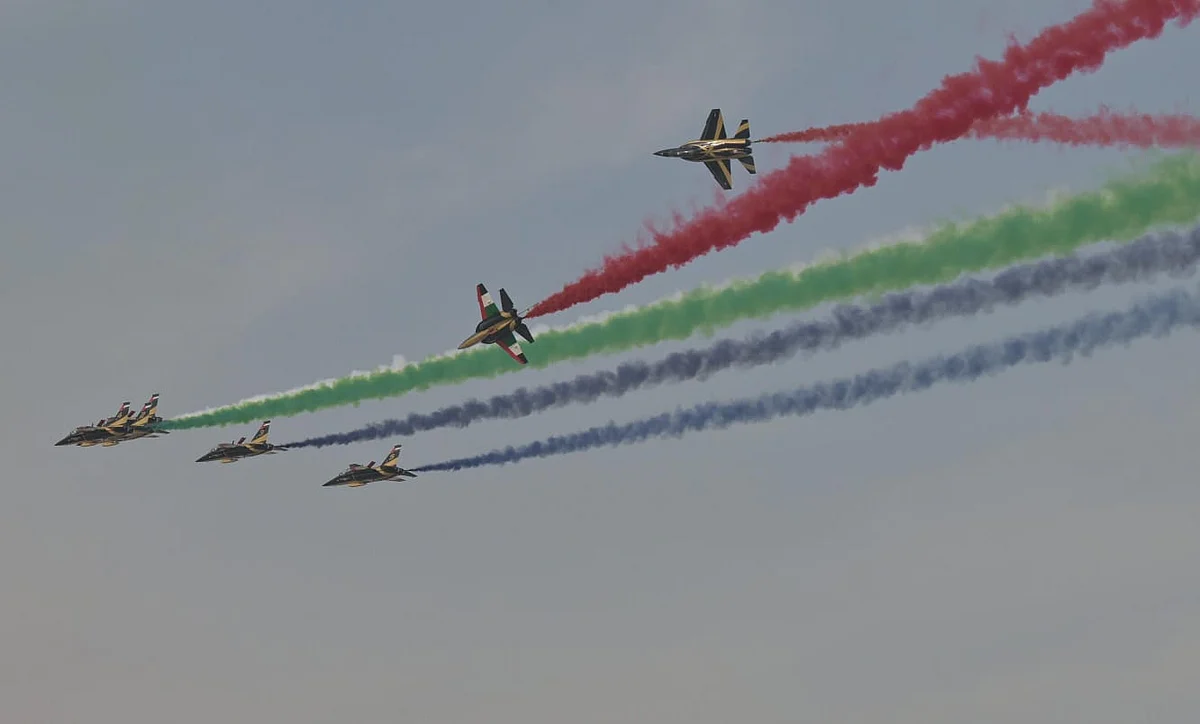 Bakın: Dubai Airshow 2025'te BAE Bayrağı Gökyüzünü Renklendirirken, Uçan Gösterilerle Kalabalıklar Büyüledi