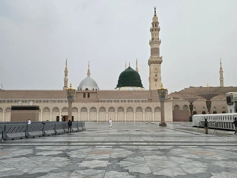 Bakın: Medine'deki Peygamber Camii Yağmura Battı; Suudi Ncm Kırmızı Alarm Verdi