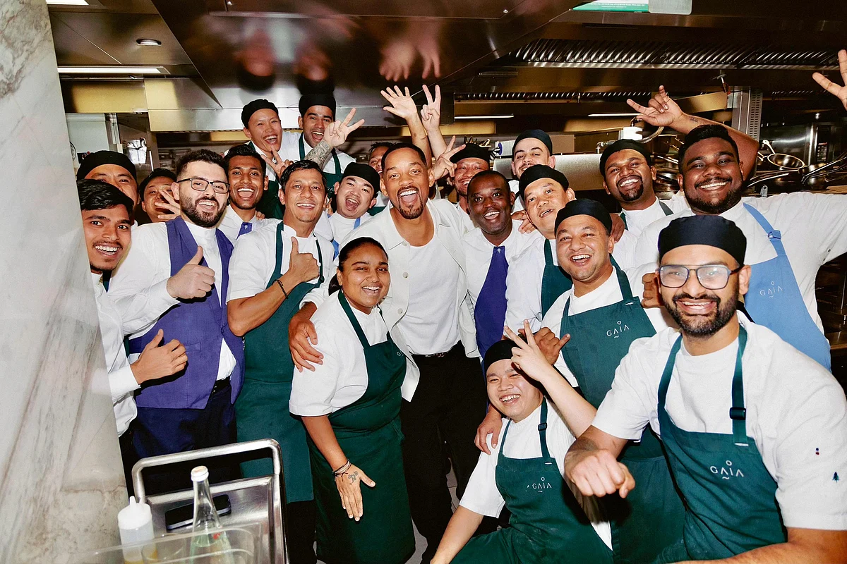 Bakın: Will Smith, Sharjah Kitap Fuarı Oturumundan Sonra Dubai Restoranında Görüldü