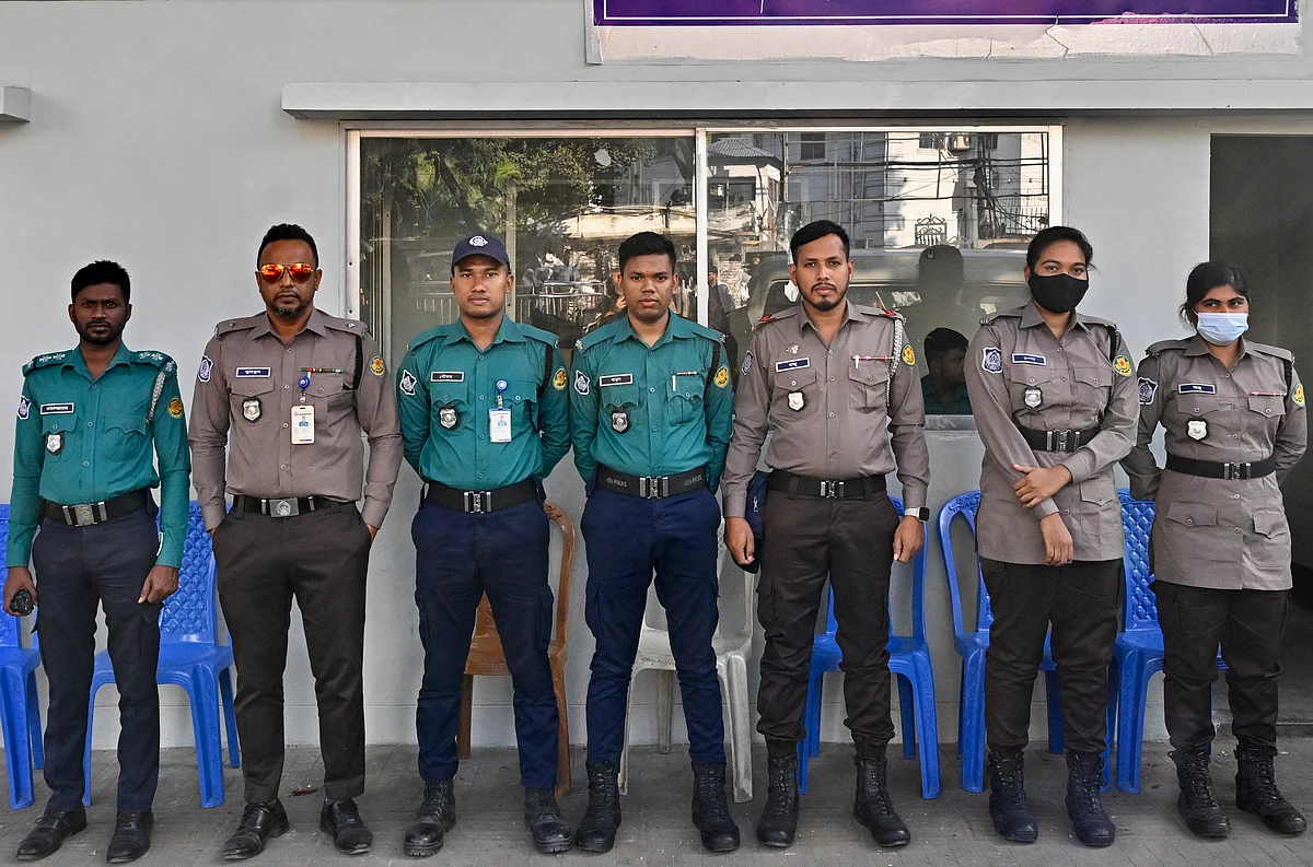 Bangladeş Polisi Yeni Üniformanın Bozuk Görüntüyü Onarmasını Umuyor