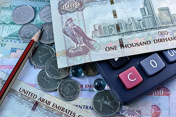Bireysel Krediler için 5.000 Dh'lik Maaş Şartı Yok: BAE Bankaları Tüm Sakinlere Borç Verecek mi?