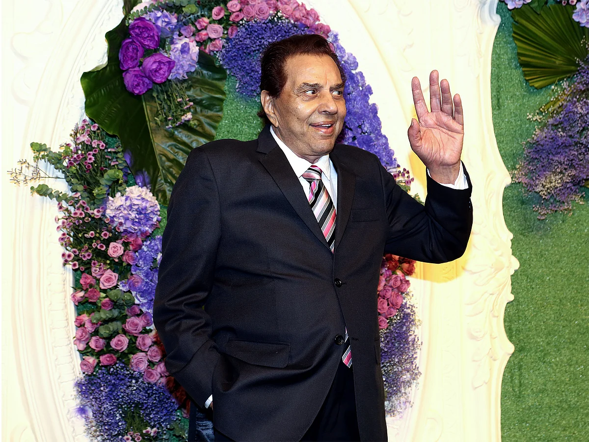 Bollywood Ünlüleri İkonları Dharmendra'ya Haraç Sunuyor