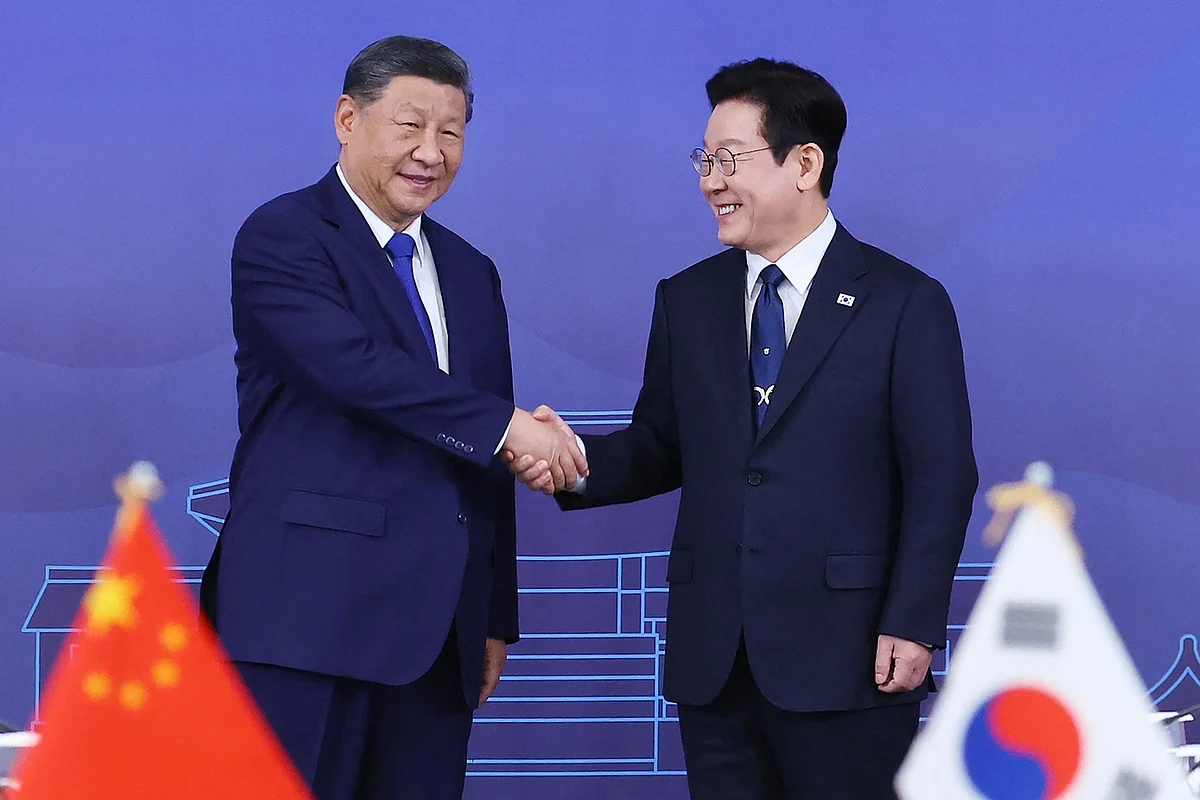 Çin'in Xi, Güney Kore'nin Lee Xiaomi Telefonlarını Hediye Etti, 'Arka Kapılar' Hakkında Şakalar Yaptı