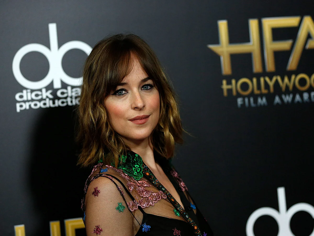 Dakota Johnson, Coldplay'den Chris Martin ile Yollarını Ayırdıktan Sonra 'Yavaşça Tekrar Çıkıyor'