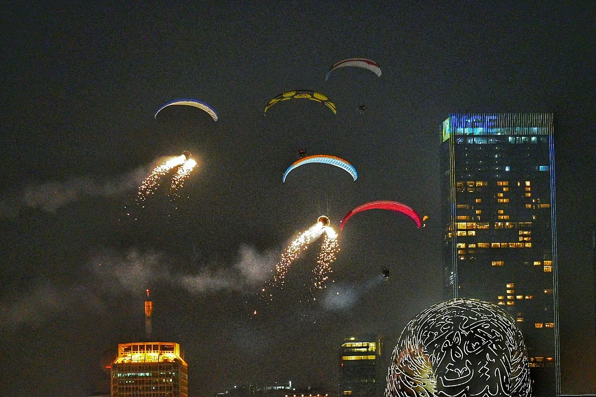 Dubai Koşusu 2025: Binlerce Kişi Başlamadan Önce Toplanırken Hava Gösterileri Koşucuları Selamlıyor