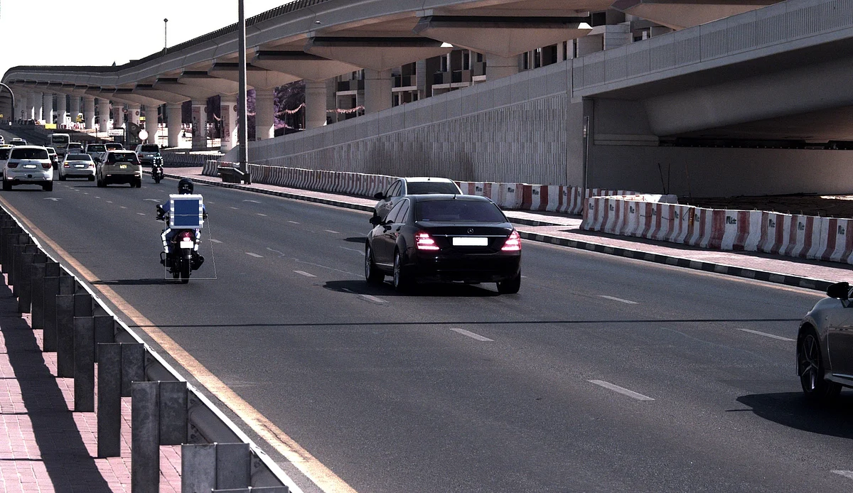 Dubai Polisi, Hızlı Şerit Kullandığı için 8.000'den Fazla Teslimat Sürücüsüne Para Cezası Verdi