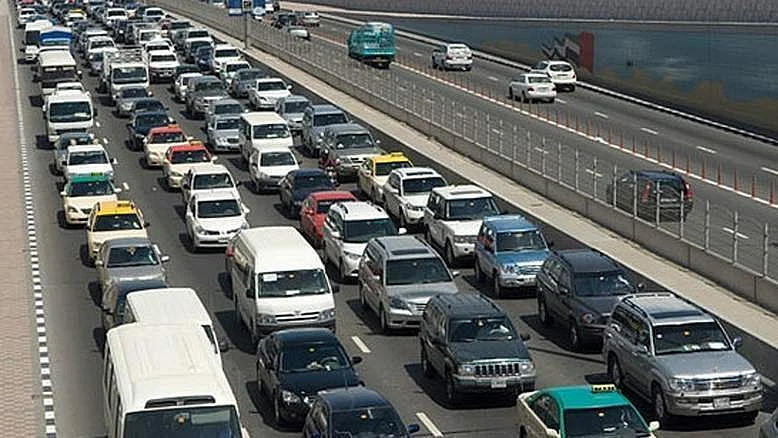 Dubai Polisi iki kaza için Trafik Uyarısı Yaptı, Sürücüleri Dikkatli Sürmeye Çağırdı