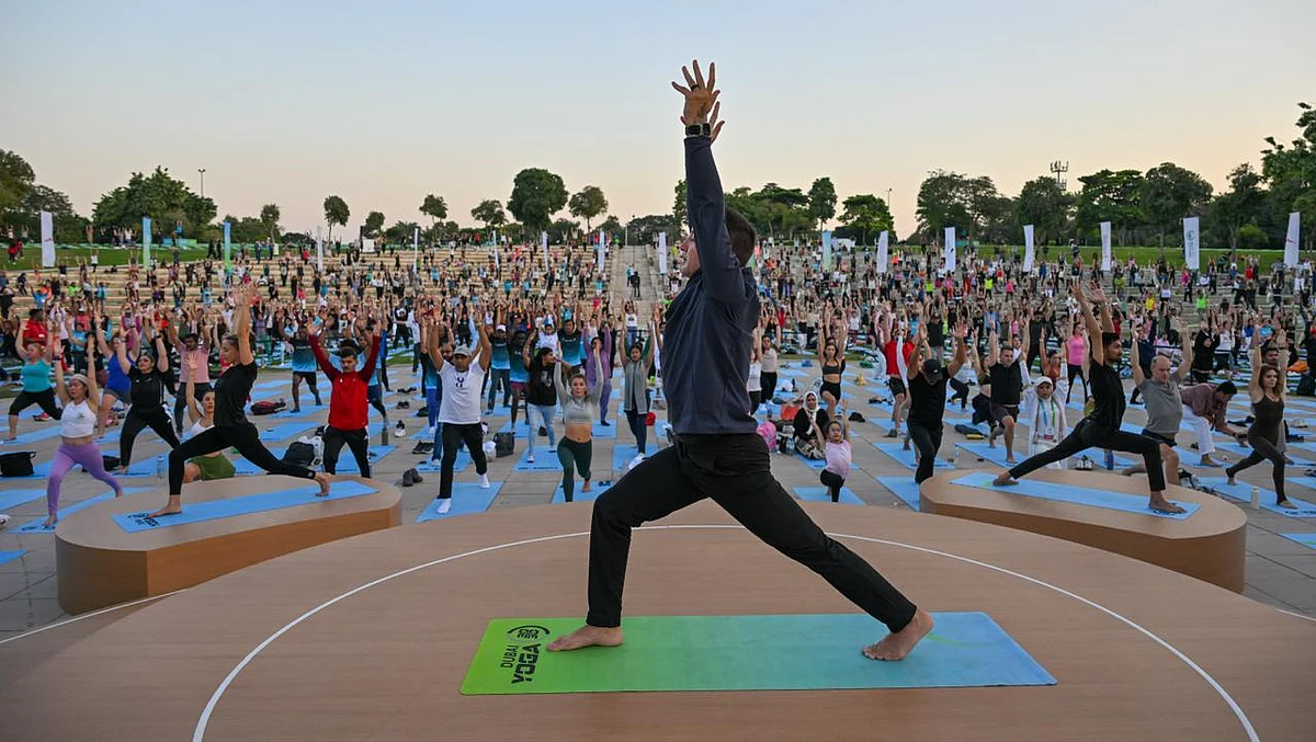 Dubai Yoga Fitness Mücadelesini Tamamlarken Eski ABD Denizcisi Dylan Werner Binlerce Kişiye Liderlik Ediyor