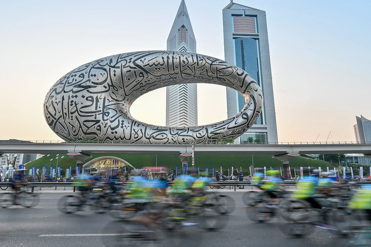 Dubai Yolculuğu 2025: Şeyh Zayed Yolu Dev Bisiklet Parkuruna Dönüşürken Binlerce Kişi Katılıyor