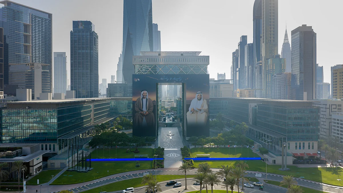 Dubai'deki 50 Metrelik Sanat Eseri, BAE'nin Kurucu Babalarına Ulusal Ay için Saygı Duruşunda Bulundu