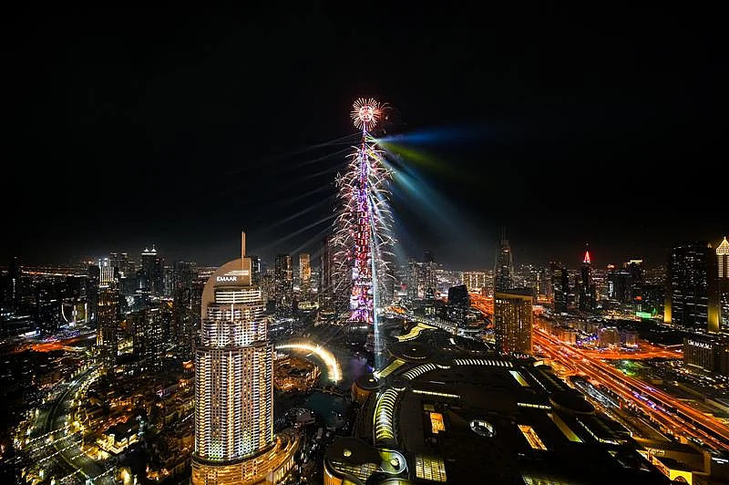 Dubai'nin Yeni Yıl Kutlamaları: Hayattan Daha Büyük Geçit Töreni ve Şamandıralar, Shahrukh Khan Küratörlüğünde Gösteri